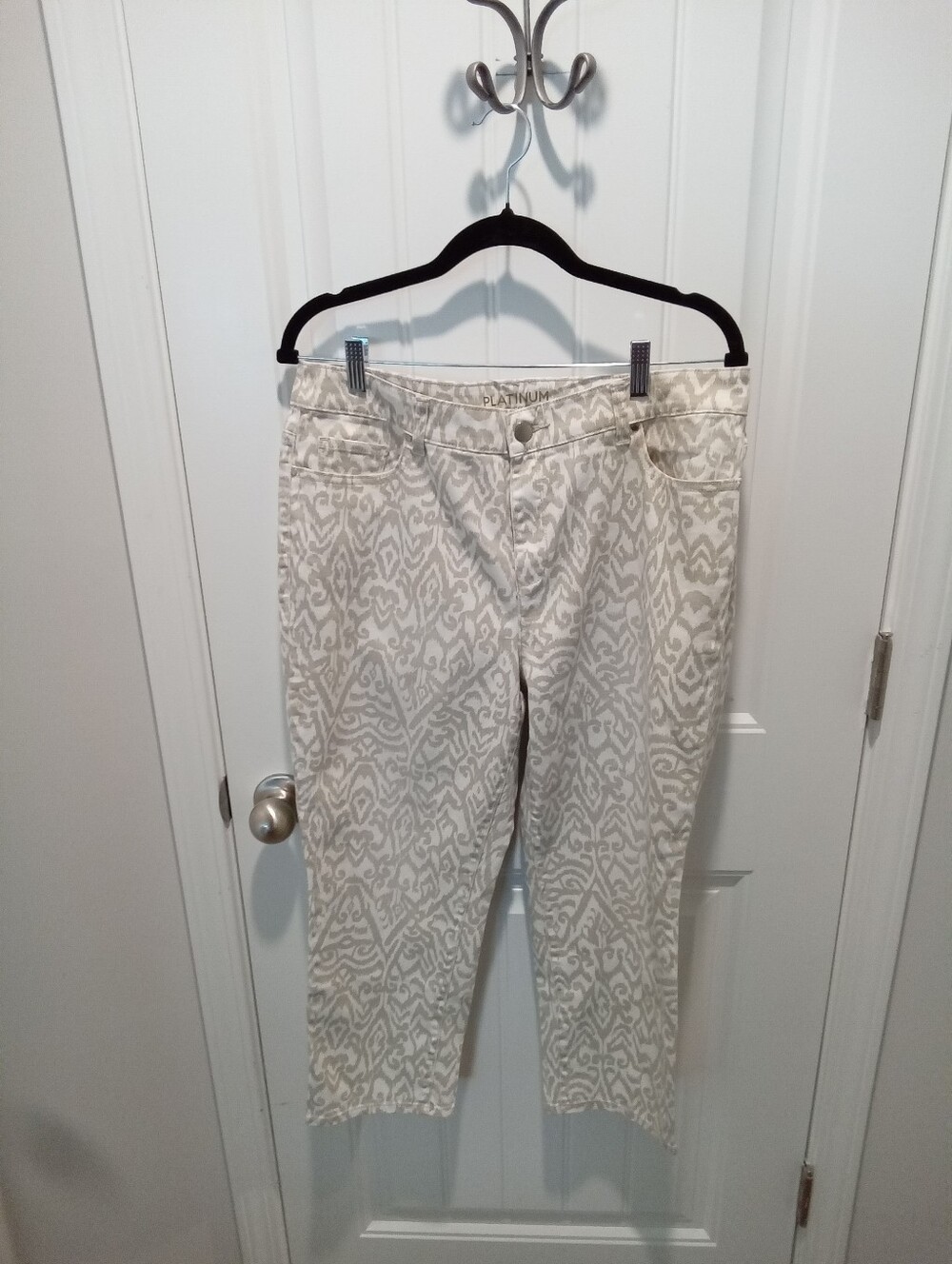 Chico's Platinum Size 1.5 (10). Cream and White Patterned Capris